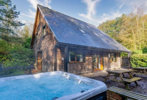 Norbury, woodland lodge with hot tub for 12